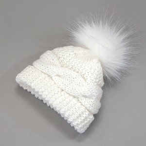 Chapeau pom pom en fourrure de bébé tricoté à la main blanche, chaussons en fausse fourrure, vêtements d'hiver pour bébé, cadeau de baby shower, tenue de nouveau-né neutre en matière de genre, ensemble prématuré image 2