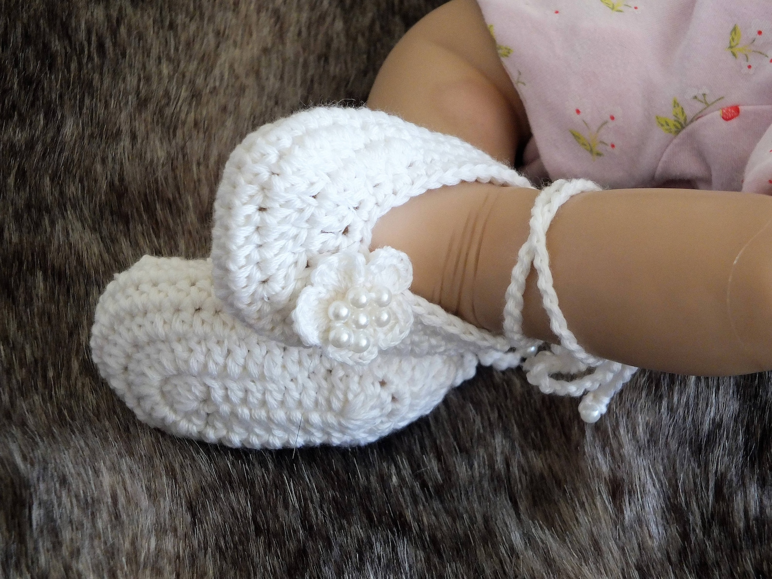 white baby girl flower shoes - preemie girl shoes - crochet baby shoes - baby girl gift - baby ballet shoes - mary janes - newbo