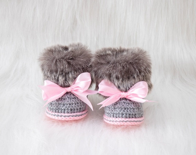 Faux Fur crochet baby girl Booties - Preemie girl boots - Gray and pink - Newborn girl Boots - Baby slippers - Uggs - Baby gift - Baby shoes