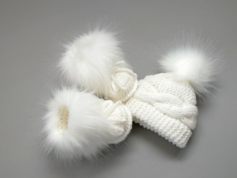 Chapeau pom pom en fourrure de bébé tricoté à la main blanche, chaussons en fausse fourrure, vêtements d'hiver pour bébé, cadeau de baby shower, tenue de nouveau-né neutre en matière de genre, ensemble prématuré image 7