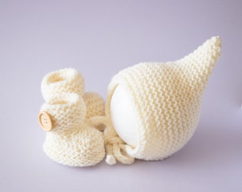 Chapeau Baby Pixie tricoté à la main à la crème, Bottes bouton bébé, Bonnet et bottines bébé, Cadeau de fête de bébé, Chaussons pour bébé, Chapeau pour bébé, Tenue de prématuré