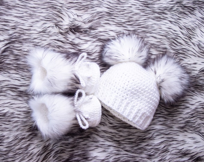 Unisex Hat and bootie set, White and black Newborn Beanie and Booties, Baby Announcement, Baby winter clothes, Gender neutral baby clothes