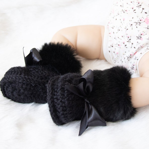 Black Baby Booties with bows, Faux Fur booties, Black Baby Shoes, Crochet baby boots, Baby winter boots, Black booties, Newborn girl shoes