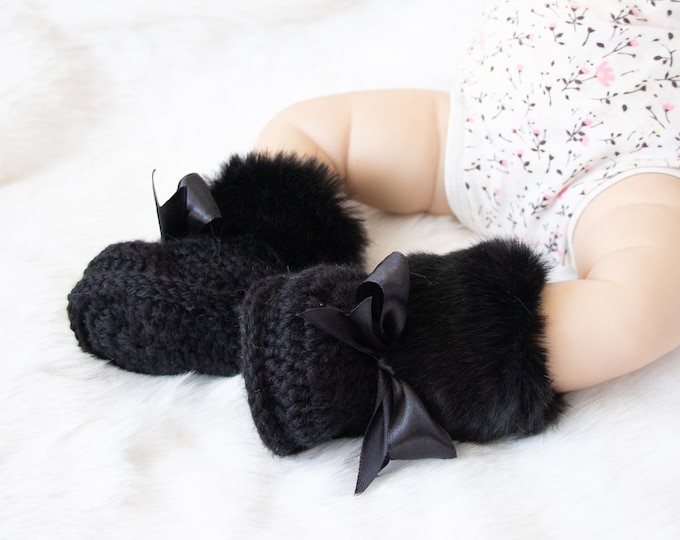 Black Baby Booties with bows, Faux Fur booties, Black Baby Shoes, Crochet baby boots, Baby winter boots, Black booties, Newborn girl shoes