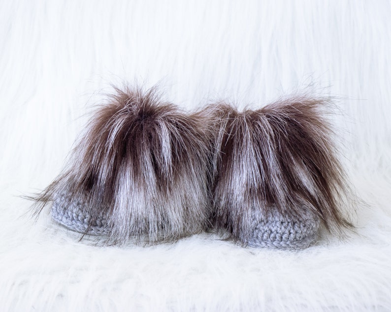 Gray Booties and hat set, Double pom pom hat and boots, Crochet baby clothes, Newborn winter clothes, Fur booties, Gender neutral baby image 5