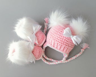 Chaussons bébé fille rose et blanc et bonnet double pompon avec noeud, tenue fille nouveau-né, vêtements bébé fille au crochet hiver, cadeau bébé fille