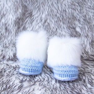 Baby Junge Double Pom Mütze und Stiefel, Häkeln Baby Set, Baby Winter Kleidung, Fell stiefel, Baby Jungen Geschenke, Preemie Junge, Baby Junge Ankündigung Bild 5