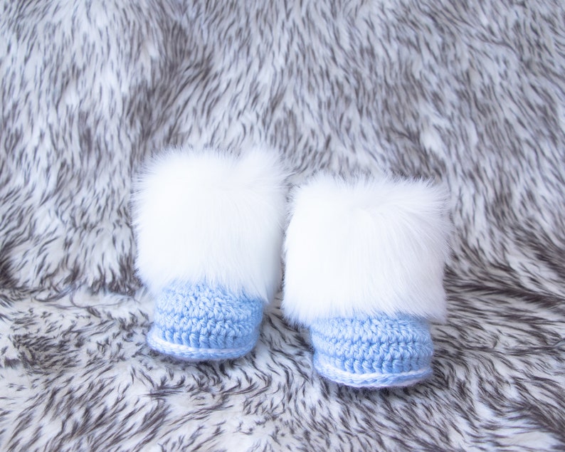 Baby Junge Double Pom Mütze und Stiefel, Häkeln Baby Set, Baby Winter Kleidung, Fell stiefel, Baby Jungen Geschenke, Preemie Junge, Baby Junge Ankündigung Bild 5