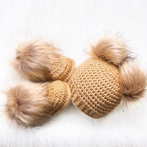 Double pom pom hat and booties, Gold Booties and hat set, Crochet baby clothes, Newborn winter clothes, Fur booties, Gender neutral baby set