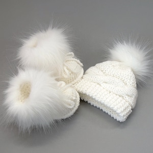 Chapeau pom pom en fourrure de bébé tricoté à la main blanche, chaussons en fausse fourrure, vêtements d'hiver pour bébé, cadeau de baby shower, tenue de nouveau-né neutre en matière de genre, ensemble prématuré image 1