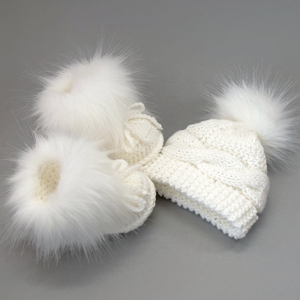 Chapeau pom pom en fourrure de bébé tricoté à la main blanche, chaussons en fausse fourrure, vêtements d'hiver pour bébé, cadeau de baby shower, tenue de nouveau-né neutre en matière de genre, ensemble prématuré