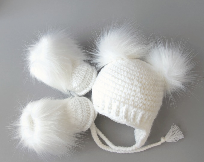 Crochet white double pom pom hat and booties, Fur booties and hat set, Newborn winter outfit, Pregnancy reveal gift, Gender neutral baby set