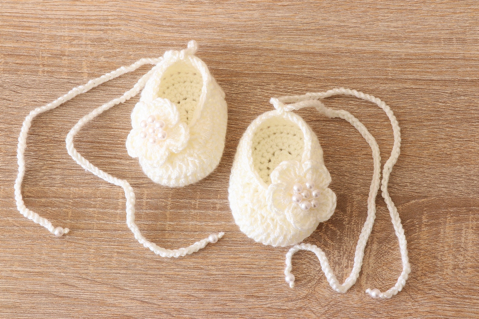 white baby girl flower shoes - preemie girl shoes - crochet baby shoes - baby girl gift - baby ballet shoes - mary janes - newbo