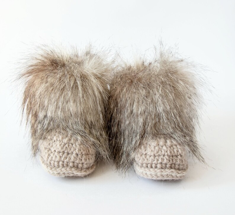 Beige Baby Booties and hat, Crochet Baby Set, Baby gift, Gender Neutral baby hat and booties, Unisex baby Fur pom hat, Fur booties image 3