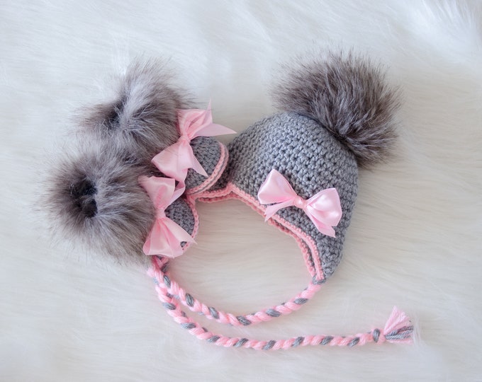 Baby girl pom hat and booties with bows, Gray and pink, Newborn Girl clothes, Baby winter clothes, Baby girl gift, Preemie girl clothes