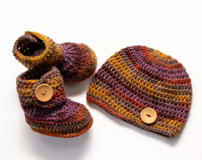 Handmade baby Booties and Beanie, Gender neutral baby gift, Unisex booties and beanie with wood buttons, Crochet Baby Hat, Crochet booties