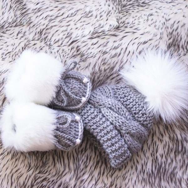 Hand knit Gray and white baby pom pom hat and fur booties, Baby winter clothes, Baby boy gift, Gender neutral Newborn outfit, Preemie set