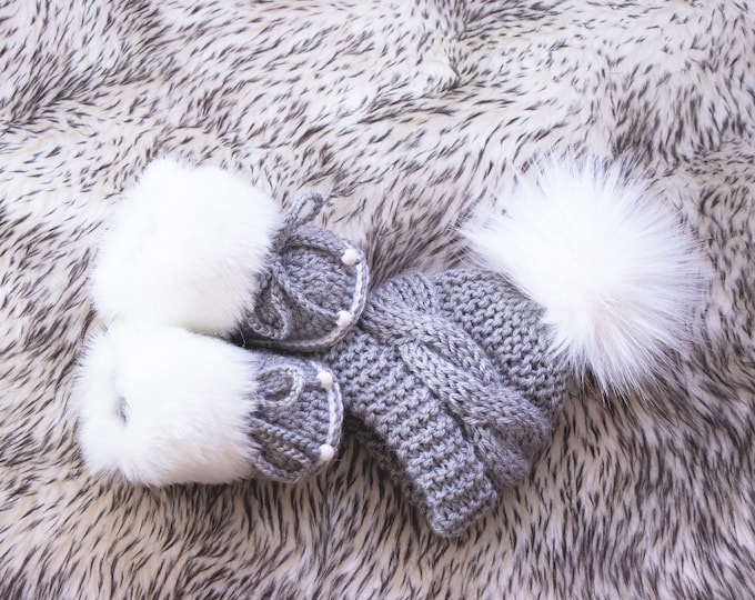 Hand knit Gray and white baby pom pom hat and fur booties, Baby winter clothes, Baby boy gift, Gender neutral Newborn outfit, Preemie set