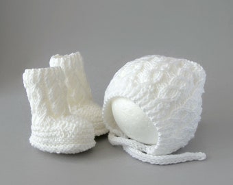 Bonnet et chaussons de bébé tricotés à la main blancs, cadeau de bébé, chapeau et chaussons de bébé neutres, bonnet de bébé tricoté, chaussons tricotés, bonnet de baptême