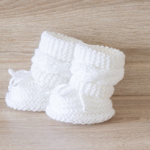 Hand knit White baby boots, Cable knitted Baby booties, Gender neutral baby booties, Newborns booties, White booties, Baby winter boots image 2