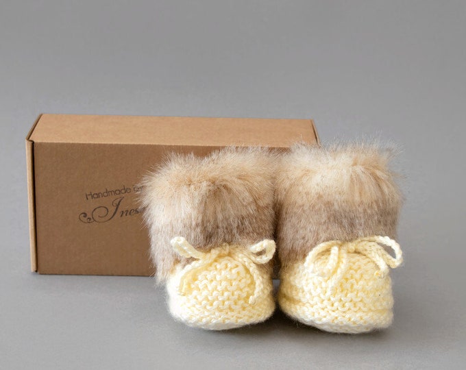 Hand knitted baby booties, Faux fur booties, Cream Baby shoes, Neutral Baby Booties, Baby shower gift, Unisex Newborn boots, Preemie booties