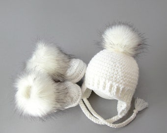 Chapeau et bottes de pom pom de bébé blanc et noir, tenue de bébé au crochet, vêtements d'hiver pour bébé, chapeau de pom pom, chaussons de fourrure, ensemble nouveau-né neutre de genre