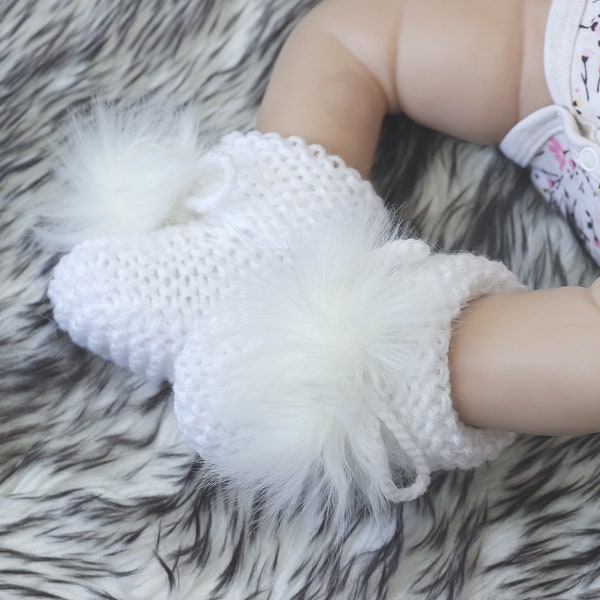 White Hand knitted Pom pom Booties, Knitted booties, Pom pom socks, Newborn booties, Gender Neutral boots, Preemie booties, Unisex booties