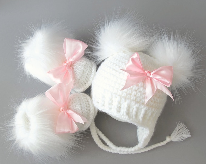 White Baby girl faux fur booties with pink bows and double pom hat, Crochet Newborn girl outfit, Baby girl gift, Preemie girl outfit