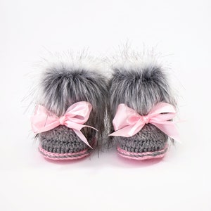 Gray and pink baby girl pom pom hat and fur booties with bows, Newborn Girl gift, Baby girl booties, Baby girl hat, Preemie girl outfit 画像 7