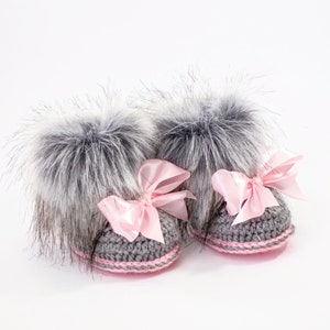 Gray and pink baby girl pom pom hat and fur booties with bows, Newborn Girl gift, Baby girl booties, Baby girl hat, Preemie girl outfit 画像 8