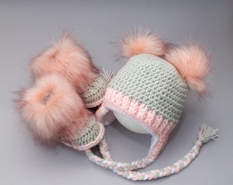Crochet chapeau et chaussons double pom pom gris clair et rose, chaussons et chapeau pour bébé, chaussons et chapeau pour bébé fille, tenue d'hiver pour fille nouveau-née