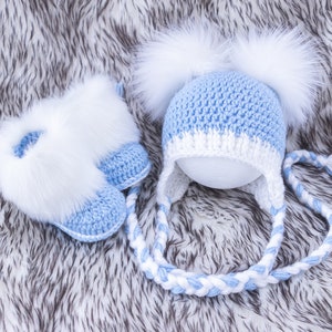 Baby Junge Double Pom Mütze und Stiefel, Häkeln Baby Set, Baby Winter Kleidung, Fell stiefel, Baby Jungen Geschenke, Preemie Junge, Baby Junge Ankündigung Bild 4