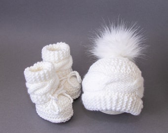 Ensemble bonnet et chaussons bébé tricoté à la main blanc, tenue d'hiver bébé, chapeau bébé pompon, chaussons bébé tricotés, tenue de retour à la maison nouveau-né