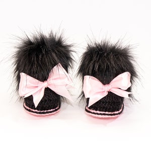 Minnie Mouse shoes, Black and pink shoes, Baby girl booties with bow, Newborn girl booties, Crochet booties, Baby girl gift, Baby girl shoes