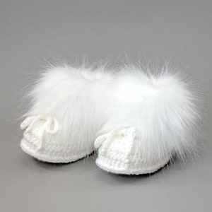 White hand knitted baby fur pom pom hat, Faux fur booties, Baby winter clothes, Baby shower gift, Gender neutral Newborn outfit, Preemie set image 9