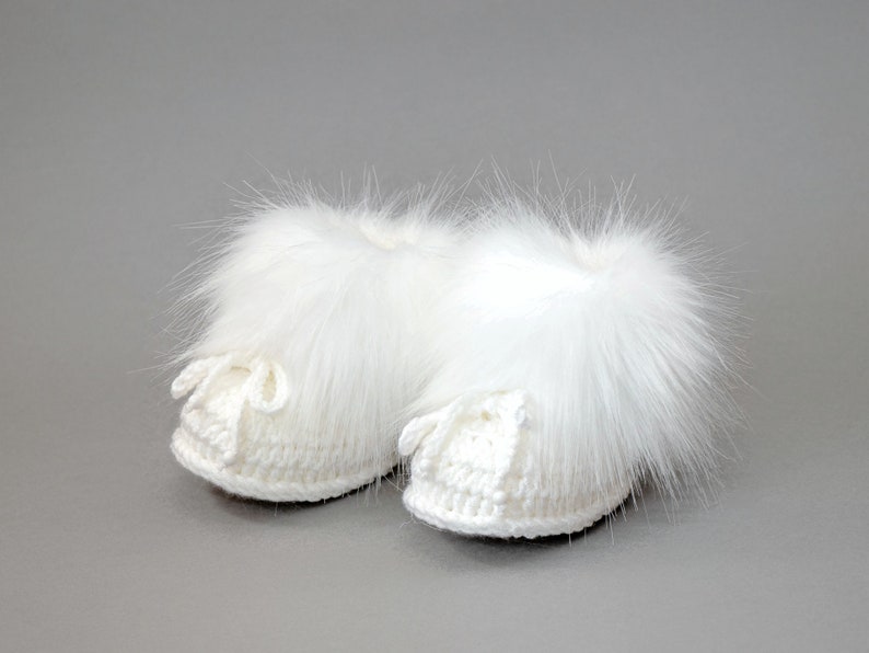 White hand knitted baby fur pom pom hat, Faux fur booties, Baby winter clothes, Baby shower gift, Gender neutral Newborn outfit, Preemie set image 9