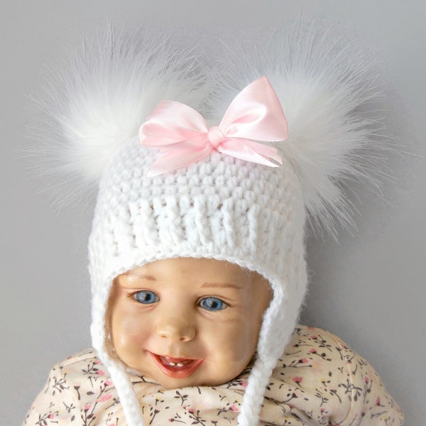 Chapeau blanc Double pom Earflap avec noeud, chapeau fille nouveau-né, cadeau bébé fille, chapeau au Crochet, chapeau d'hiver bébé fille, chapeau fille enfant en bas âge, chapeau bébé blanc