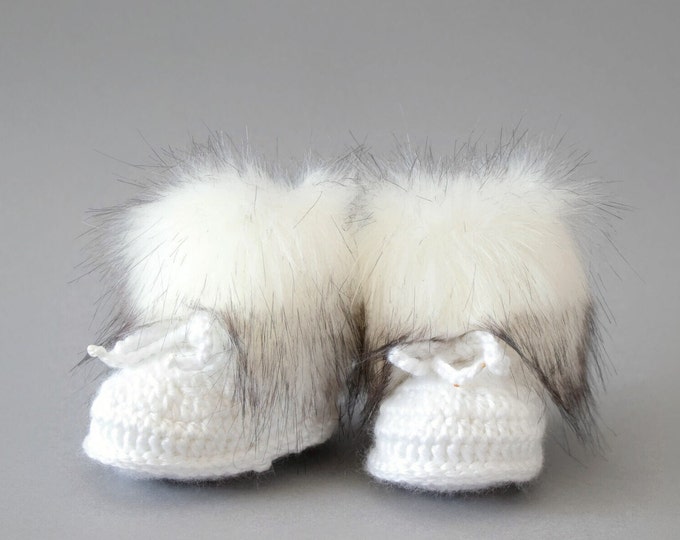 White and Black Baby boots, Gender neutral booties, Crochet baby Booties, Newborn shoes, Baby winter Boots, Baby slippers, Fur baby booties