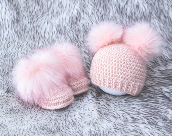 Peach melba Chaussons et chapeau de fille nouveau-née, Chapeau et chaussons à double pom de fourrure, Tenue de bébé fille, vêtements de bébé fille hiver, vêtements de fille prématurée