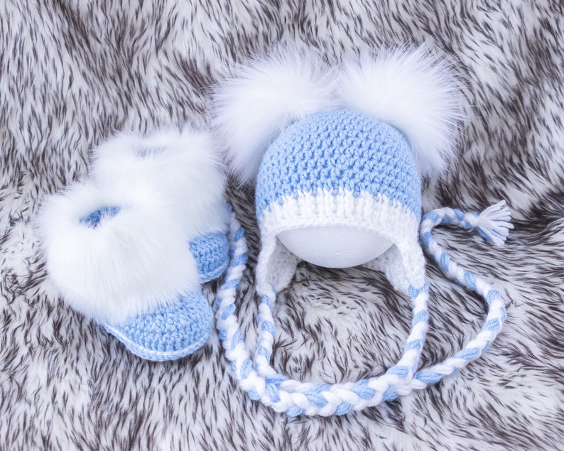 Baby Junge Double Pom Mütze und Stiefel, Häkeln Baby Set, Baby Winter Kleidung, Fell stiefel, Baby Jungen Geschenke, Preemie Junge, Baby Junge Ankündigung Bild 1