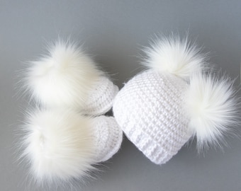 Ensemble bonnet et chaussons blancs, Bonnet à pompon double, Chaussons en fausse fourrure, Cadeau unisexe pour bébé, Tenue d'hiver pour bébé sans distinction de sexe, Tailles jusqu'à 24 mois