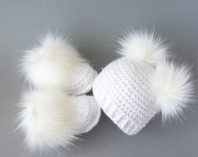 White hat and bootie set, Double pom pom hat, Faux fur booties, Unisex baby gift, Gender neutral baby winter outfit, Sizes up to 24 months