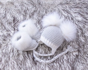 Crochet gris clair double pom pom bonnet et chaussons, chaussons et chapeau bébé, chaussons et chapeau bébé garçon, vêtements d’hiver nouveau-né, cadeau bébé garçon