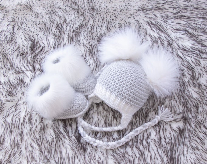 Crochet light gray double pom pom hat and booties, Baby booties and hat, Infant boy booties and hat, Newborn winter clothes, Baby boy gift