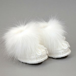 White hand knitted baby fur pom pom hat, Faux fur booties, Baby winter clothes, Baby shower gift, Gender neutral Newborn outfit, Preemie set image 10