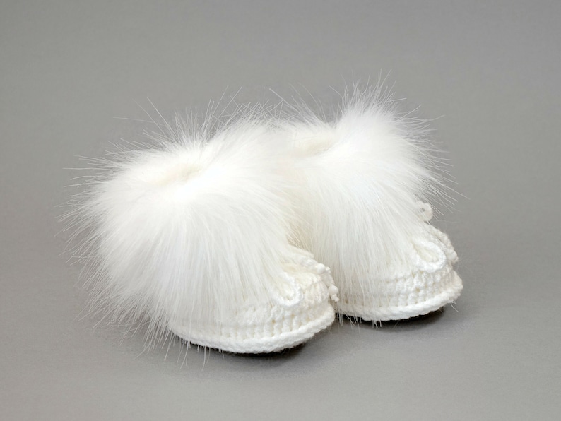 White hand knitted baby fur pom pom hat, Faux fur booties, Baby winter clothes, Baby shower gift, Gender neutral Newborn outfit, Preemie set image 10