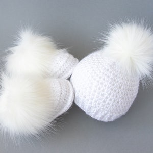 Crochet White Booties and Hat set, Faux fur booties, Fur pom pom hat, Hat and Booties set, Gender Neutral baby, Unisex Baby winter clothes