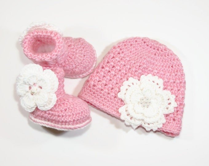 Pink Baby Girl Flower Hat and Booties, Newborn Girl gift, Preemie girl clothes, Crochet booties and hat, Baby Girl gift, Baby girl clothes