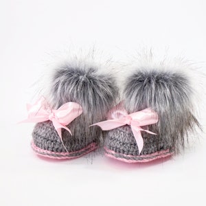 Gray and pink baby girl pom pom hat and fur booties with bows, Newborn Girl gift, Baby girl booties, Baby girl hat, Preemie girl outfit 画像 6