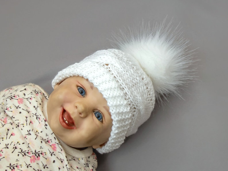 Chapeau pom pom en fourrure de bébé tricoté à la main blanche, chaussons en fausse fourrure, vêtements d'hiver pour bébé, cadeau de baby shower, tenue de nouveau-né neutre en matière de genre, ensemble prématuré image 4